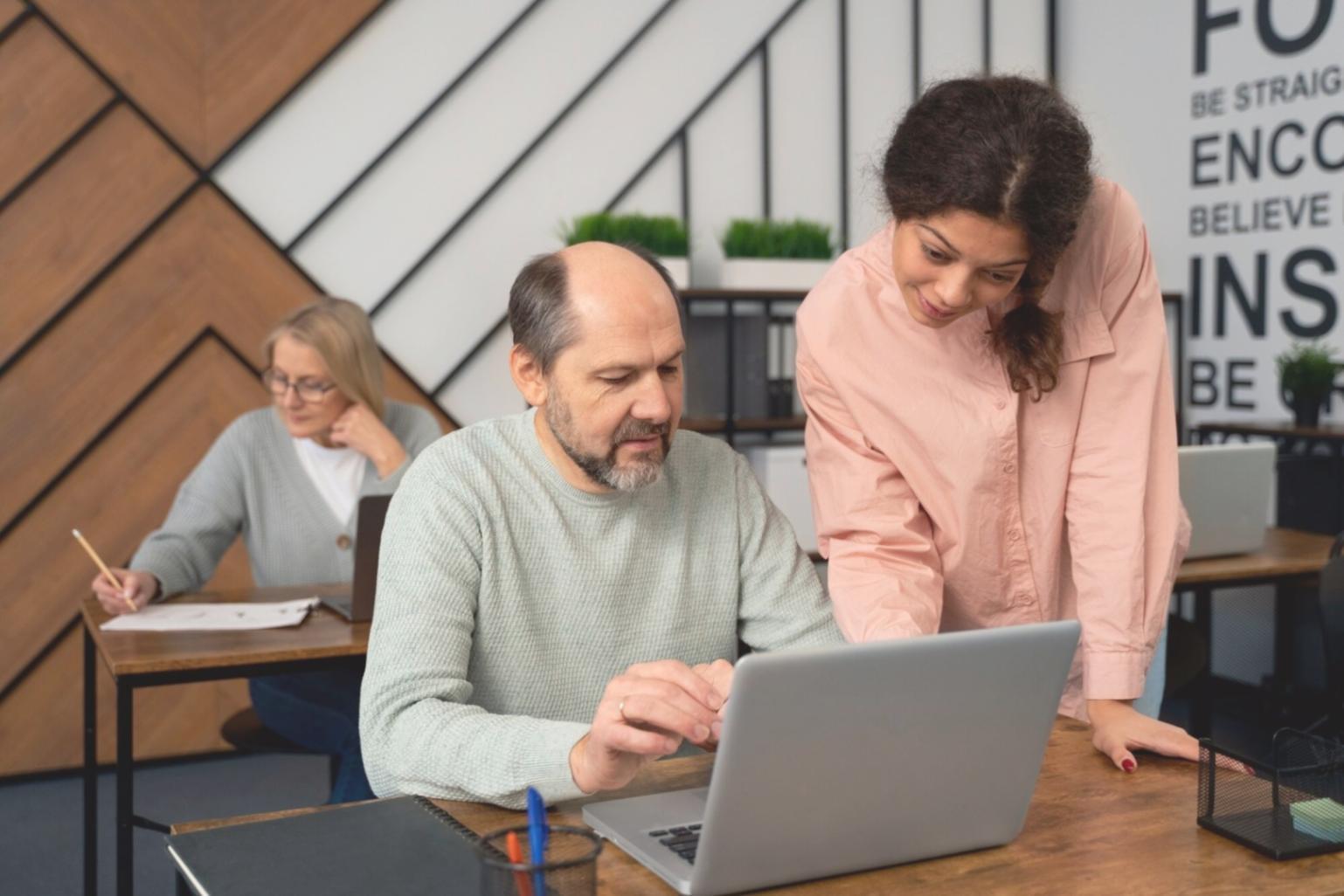 Equipo revisando estrategias financieras y documentos de presupuesto